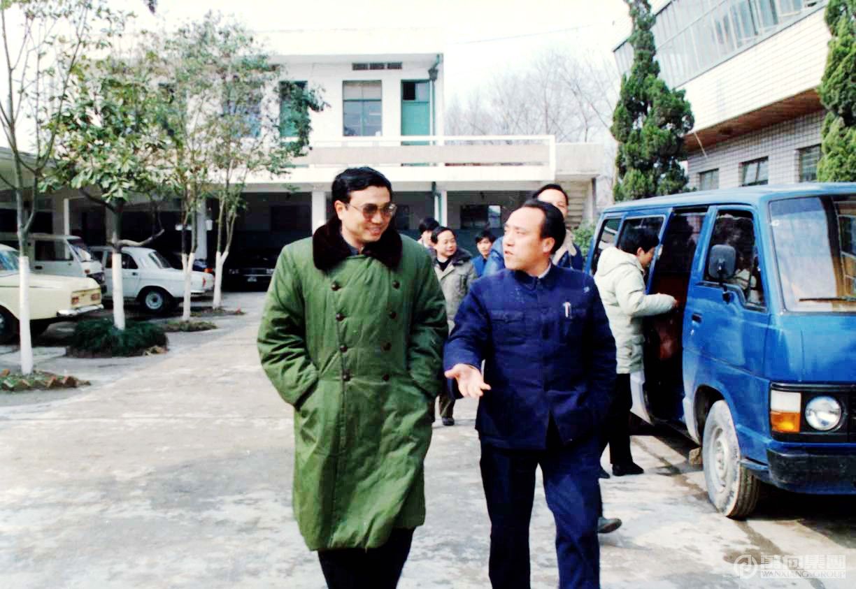 1988年1月31日， 團中央書記處書記李克強到我廠視察，魯冠球陪同參觀生產車間。.jpg