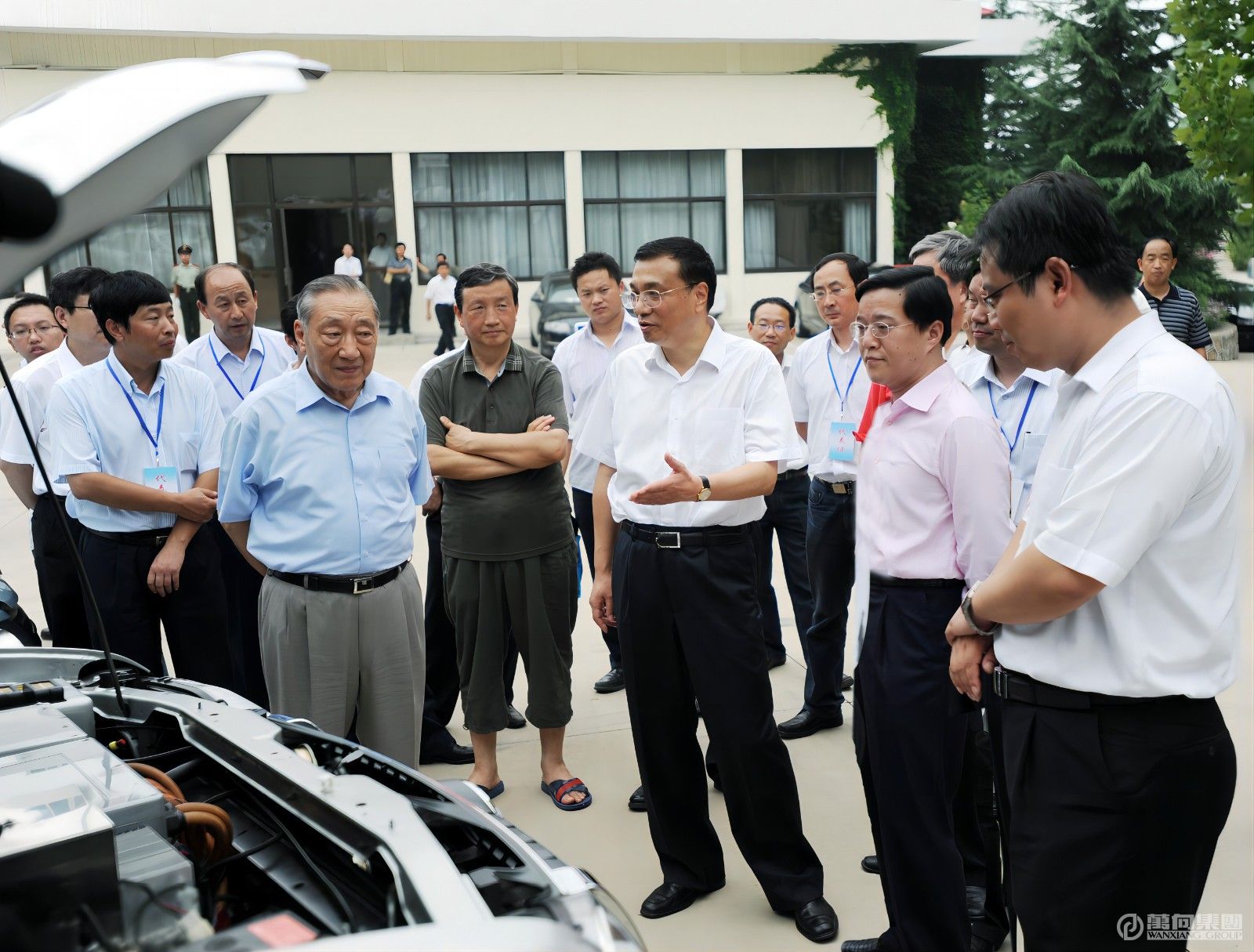 2009年8月5日，國務院副總理李克強等國家領導人在北戴河聽取萬向電動汽車匯報。(1).jpg