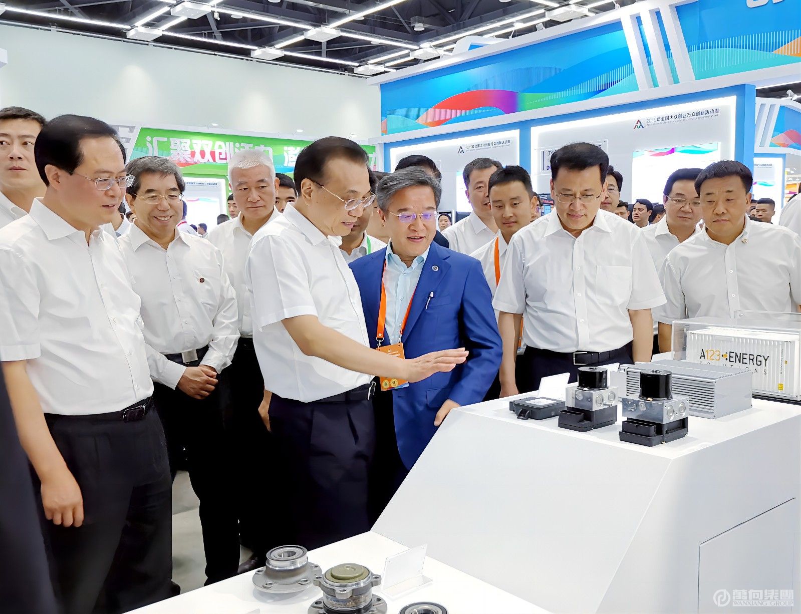 2019年6月13日，中央政治局常委，國務院總理李克強出席在杭州舉行的雙創周活動時，在萬向展臺聽取了魯偉鼎董事長的介紹。(1).jpg